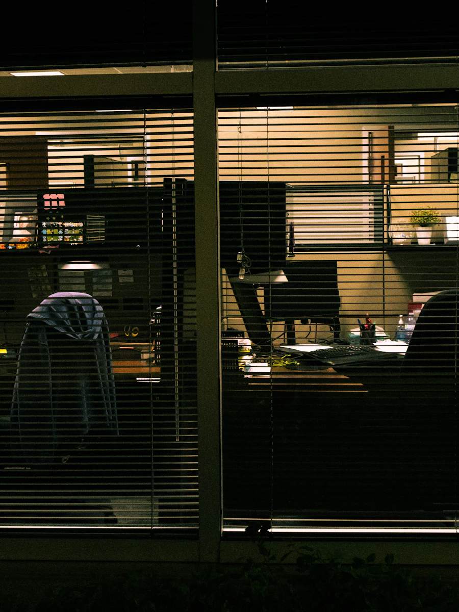 Nächtliches Büro hinter Jalousien